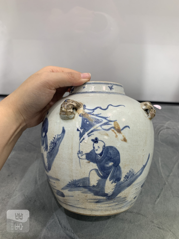 清康熙青花婴戏纹四兽耳系壶 - 图6